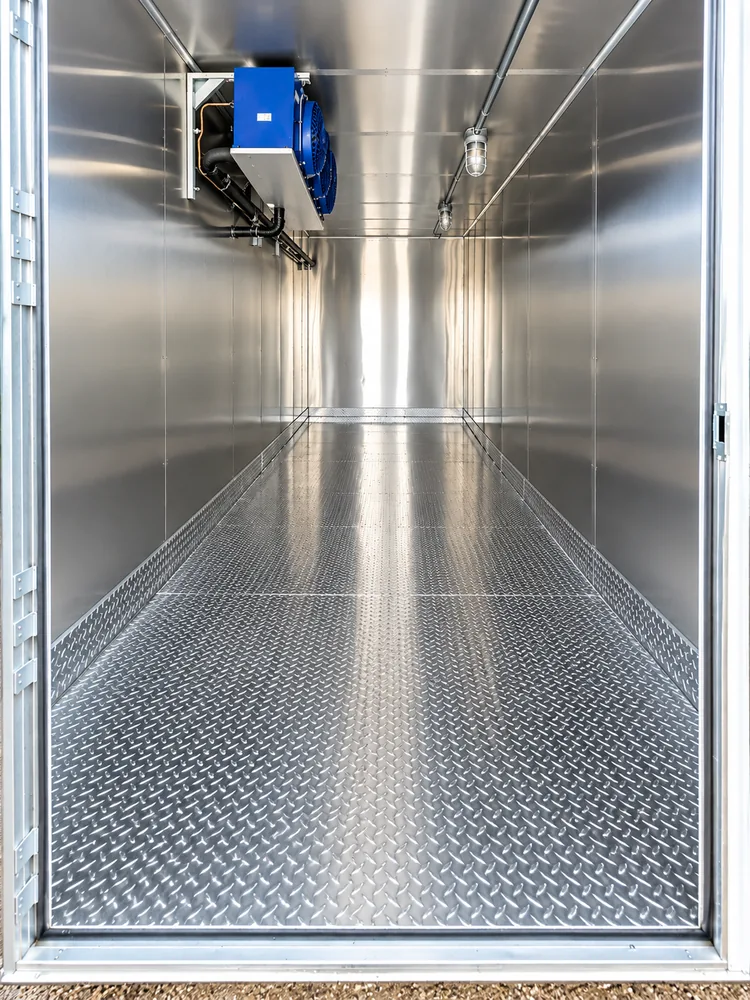 Refrigerated storage interior with cooling unit